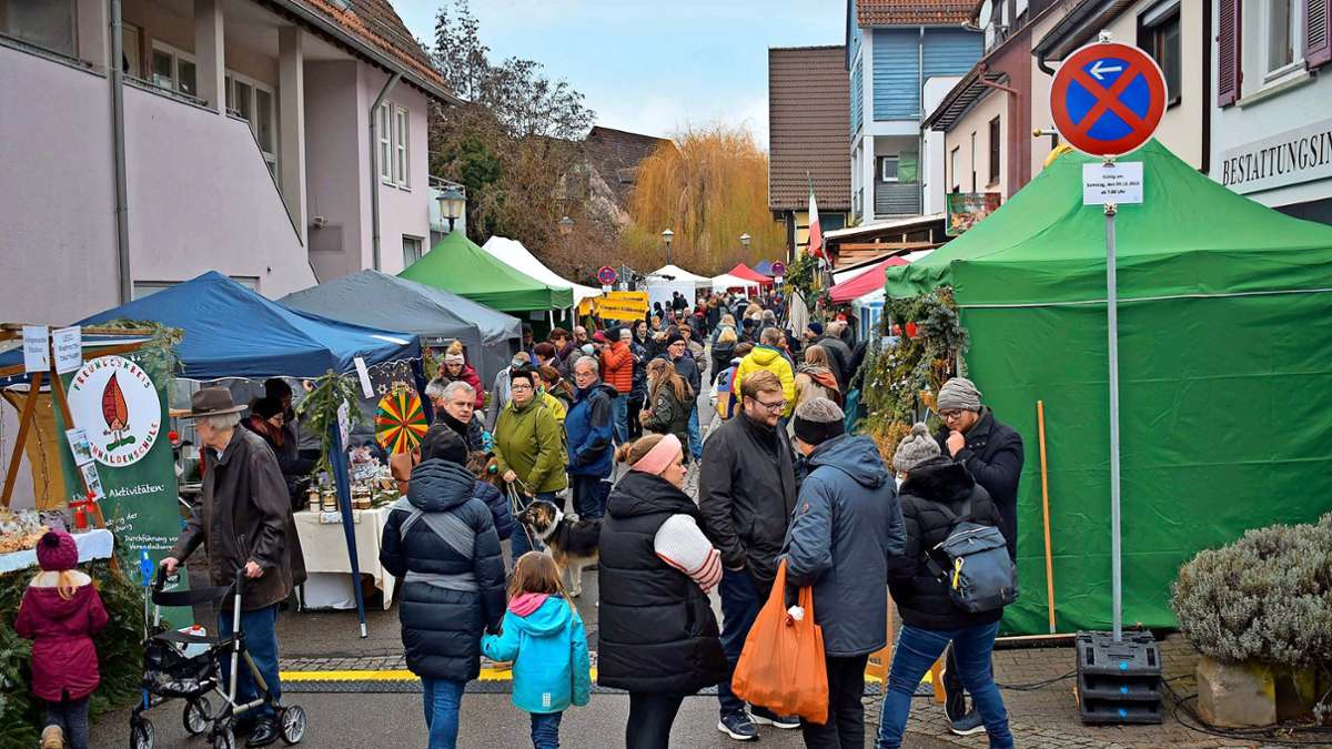 Zwar nicht  so groß wie in Stuttgart, dafür aber deutlich  familiärer: Besucher des Aidlinger Weihnachtsmarkts in der Bachgasse.