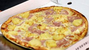 Drei Männer versuchen mit Schlägen und Tritten Pizzaboten auszurauben