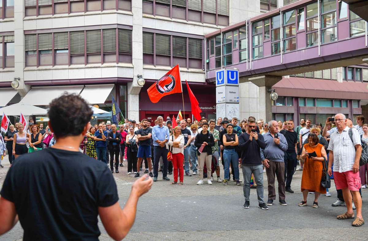 Zustände in Ausländerbehörde: Harsche Kritik an Verantwortlichen im  Stuttgarter Rathaus