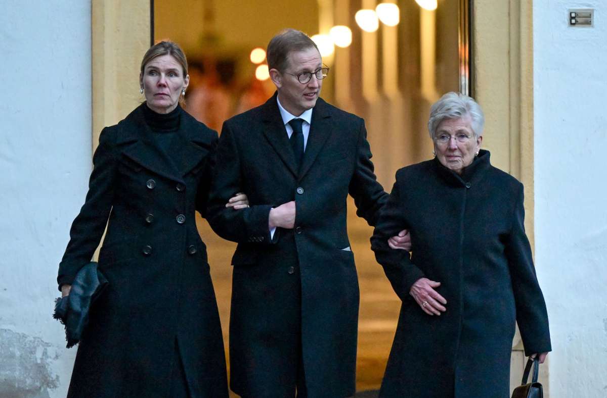 Der neue Chef des Hauses, Bernhard Markgraf von Baden, zusammen mit seiner Frau Stephanie und seiner Mutter Markgräfin Valerie auf dem Weg zur Trauerfeier.