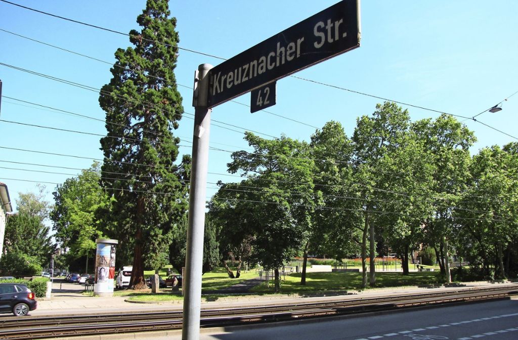 Bis November wird in der Waiblinger Straße Z-Überweg gebaut: Z-Überweg in der Waiblinger Straße