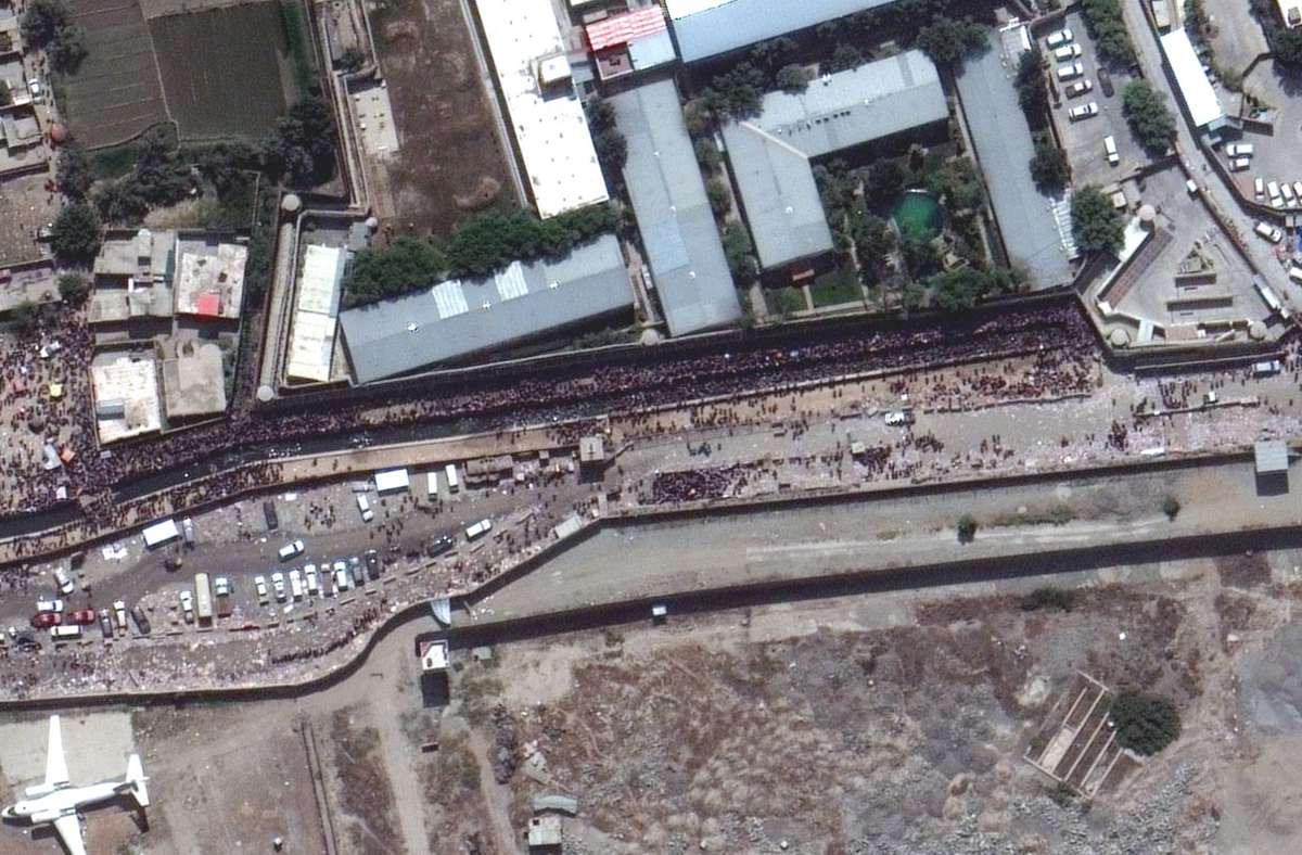 Das  Satellitenbild zeigt große Menschenmengen am östlichen Rand des internationalen Flughafens von Kabul.