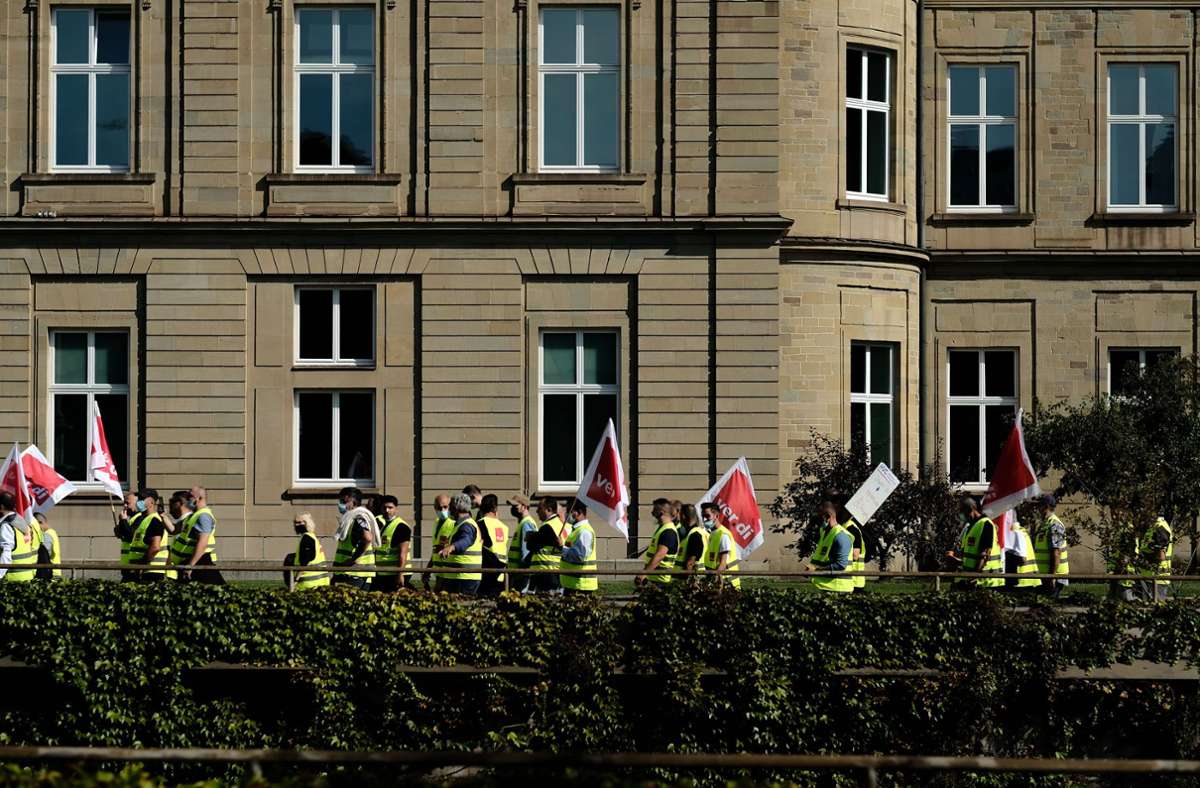 Laut Gewerkschaft haben sich 750 Streikende in der Stuttgarter Innenstadt versammelt.