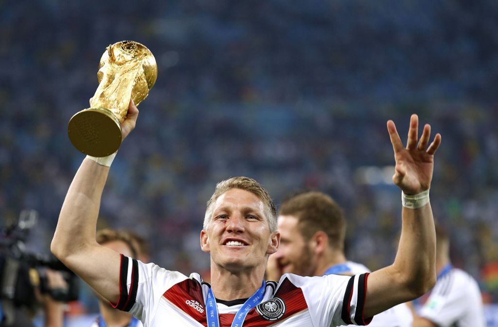 Der große Triumph 2014: Bastian Schweinsteiger mit dem WM-Pokal in Rio Foto: imago/Laci Perenyi