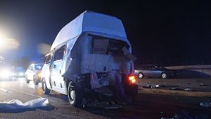 Auto kracht auf A81 in Pannenfahrzeug – zwei Schwerverletzte