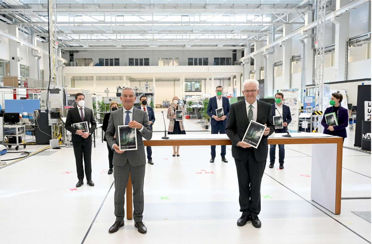 Präsentation an symbolträchtigem Ort:  Auf dem Forschungscampus der Arena 2036 der Universität Stuttgart ist der neue grün-schwarze Koalitionsvertrag     vorgestellt worden. Foto: dpa/Bernd Weissbrod