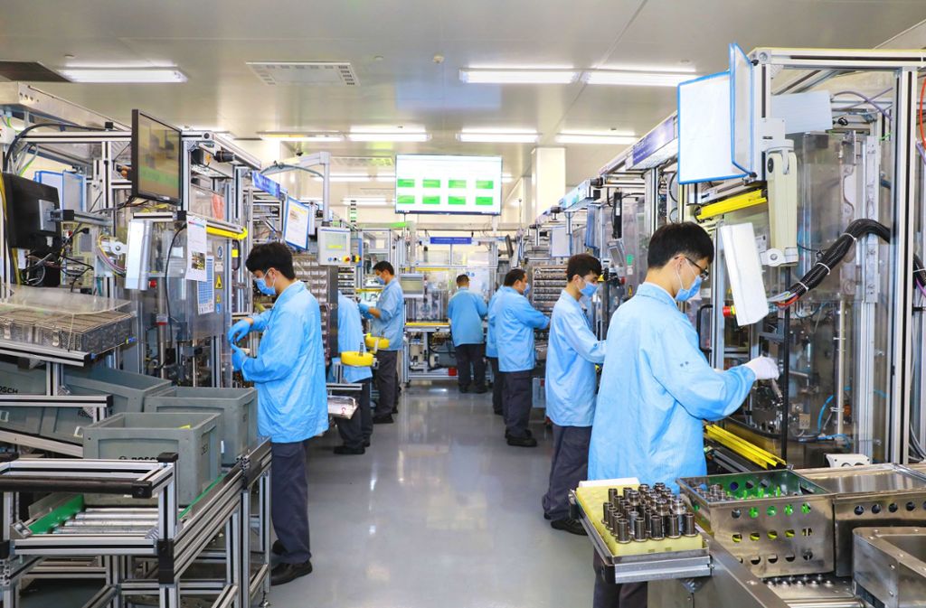 Gesundheitsschutz hat auch in der  Produktion Vorrang: Bosch-Mitarbeiter in China, wo die Produktion wieder läuft, tragen Masken. Foto: Bosch