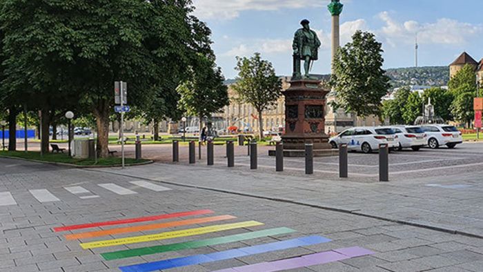 Farben des Regenbogens leuchten vom Stuttgarter Asphalt