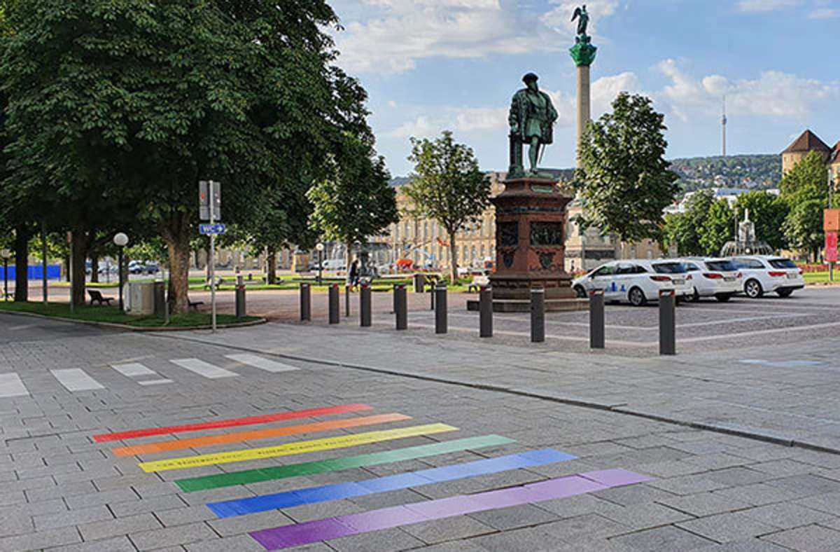Straßenbeklebung zum  CSD: Farben des Regenbogens leuchten vom Stuttgarter Asphalt