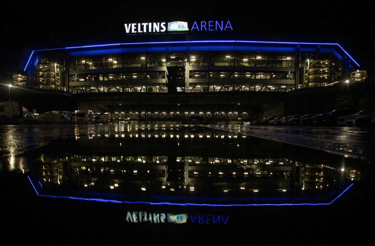 Die Veltins-Arena auf Schalke vor dem Freitagabends-Spiel