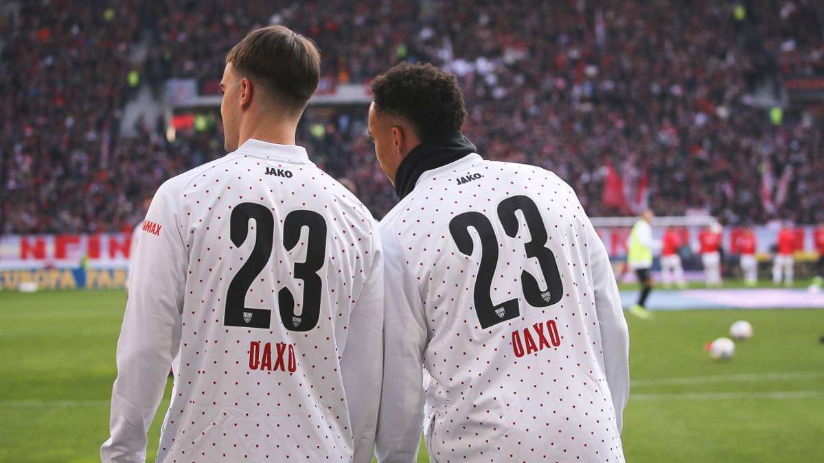 Zum Aufwärmen trugen die VfB-Profis Shirts mit den Namen ihres verletzten Kollegen Dan-Axel Zagadou. In unserer Bildergalerie blicken wir auf die Partie zurück.
