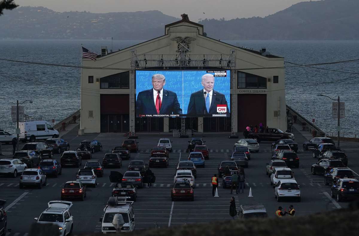 Das letzte TV-Duell vor der Präsidentschaftswahl findet Ende Oktober statt. In San Francisco schauen sich einige Amerikaner im Fort Mason Center die Übertragung an. Wegen der Corona-Pandemie sitzen die Zuschauer in ihren Autos.