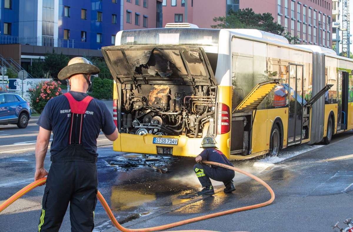 Brand in Stuttgart-Feuerbach: Motor von Linienbus fängt Feuer