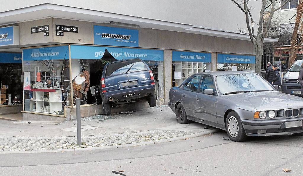 BAD CANNSTATT: Keine Verletzten bei Unfall in der Wildunger/Ecke Kreuznacher Straße - 25 000 Euro Schaden: Auto landet in Schaufenster