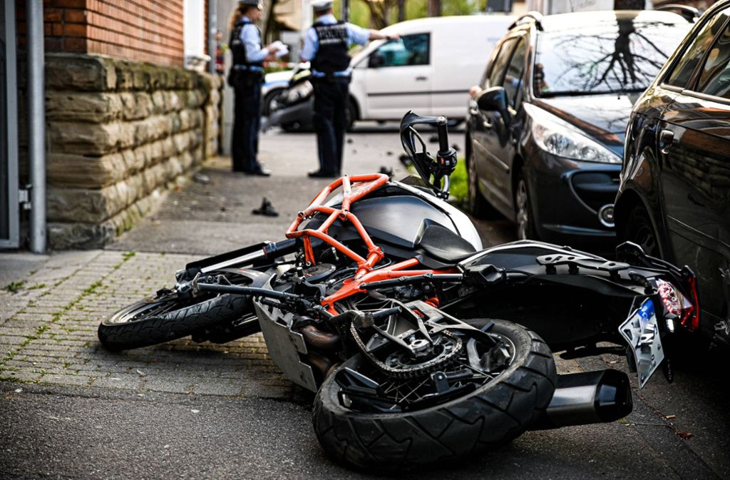 Das Motorrad ist durch den Unfall gegen eine Hauswand und zwei geparkte Pkw geprallt.
