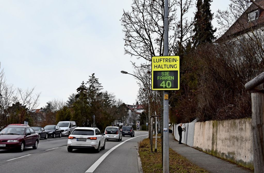 Bezirksbeirat will mobile Geschwindigkeitstafel in  Eigenregie aufhängen: Hohe Auflagen für Tempoanzeiger