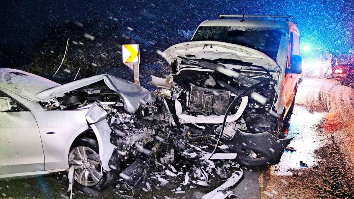 Unfall in Althütte im Rems-Murr-Kreis: 80-jähriger Mercedes-Fahrer kracht in Sprinter – zwei Schwerverletzte