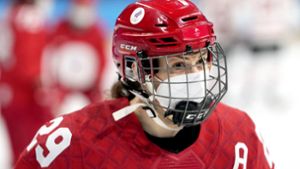 Eishockeyspielerinnen treten  mit Corona-Schutzmasken an