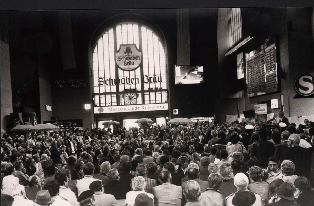 1987, als der Bahnhof 65 Jahre alt wurde, gab’s eine gut besuchte Hocketse in der Wandelhalle des Bonatzbaus.