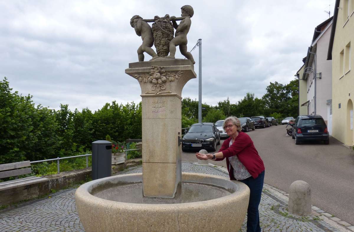 Rosemarie Hoffmann wartet auf das sprudelnde Trinkwasser, aber noch immer ist der Kalebsbrunnen in Rotenberg nicht angestellt. Foto: Alexander Müller