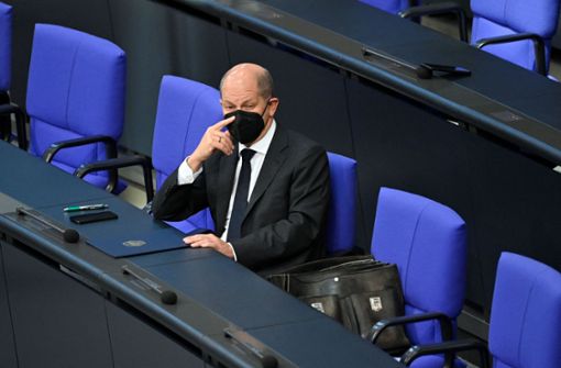Noch nicht ganz auf dem Kanzlerstuhl: Olaf Scholz am Donnerstag während der Coronadebatte im Bundestag Foto: AFP/John MacDougall