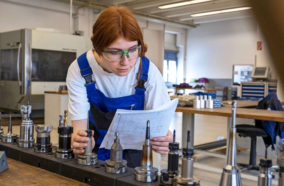 Frauen in technisch-handwerklichen Berufen sind noch immer deutlich in der Minderheit. Foto: imago images/Westend61/Lisa und Wilfried Bahnmüller