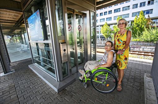 Roswitha Morlok-Harrer und ihre Tochter Ute Harrer am Bahnhof Fellbach.  Lange war der Aufzug  außer Betrieb. Einen erneuten Ausfall zeigte die Bahn-App nicht an. Foto: Ines Rudel