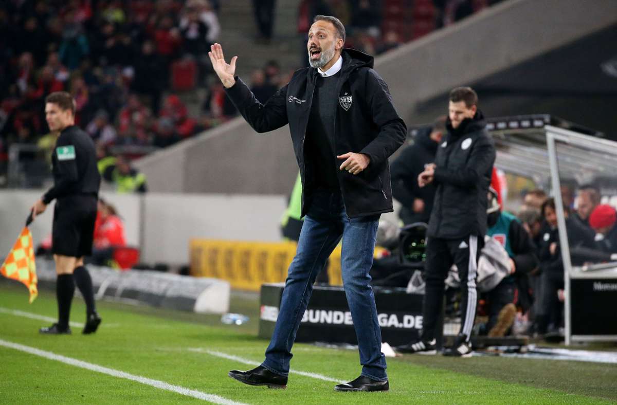 Das Jahr 2020 beginnt mit einem neuen Trainer. Am 30. Dezember 2019 wird der bis dato nahezu unbekannte Pellegrino Matarazzo beim VfB vorgestellt. Das erste Pflichtspiel unter dem neuen Coach  findet am 29. Januar statt. Das Debüt gelingt: Der VfB Stuttgart besiegt den 1. FC Heidenheim vor eigener Kulisse mit 3:0.