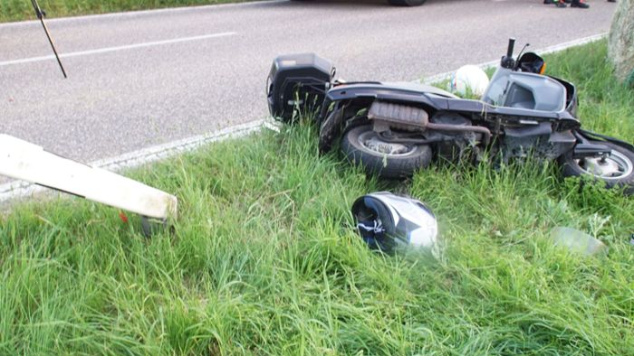 Mopedfahrer bei Unfall mit Traktor lebensgefährlich verletzt