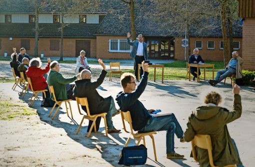 Auch eine Variante: Gemeinderatssitzung unter Corona-Bedingungen im niedersächsischen Dorf Ebstorf. In Baden-Württemberg sind aber Videokonferenzen geplant. Foto: dpa/Philipp Schulze