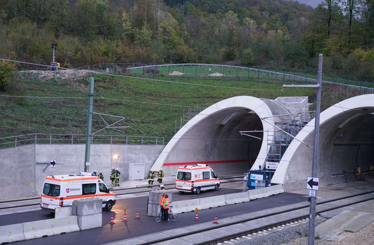 Im Tunnel der neugebauten Bahnstrecke Wendlingen-Ulm fand am Samstag eine große Übung statt.