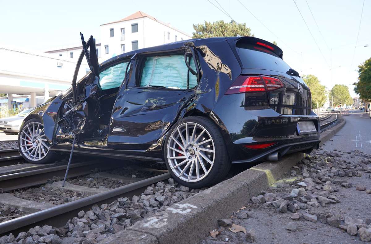 Verkehr Bad Cannstatt: Erneut Auto von Stadtbahn gerammt
