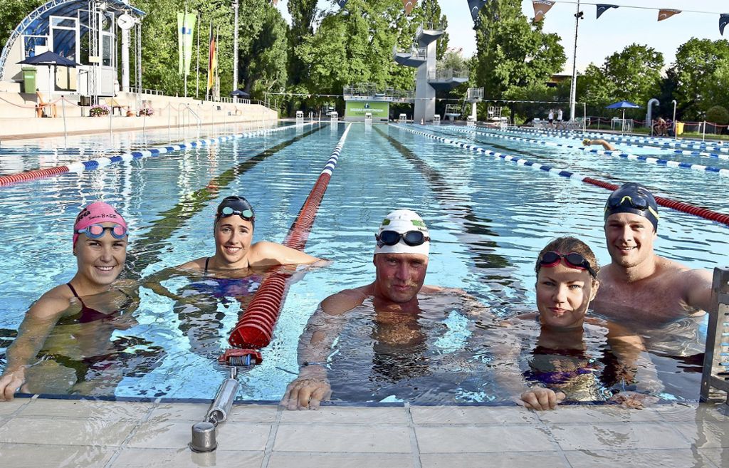 Bunter Mix aus Sportlern, Rentnern und jungen Eltern  treffen sich bereits ab 7 Uhr: Morgenschwimmen im Inselbad Untertürkheim