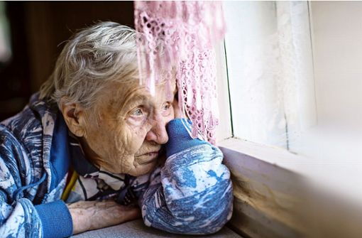 Einsamkeit und sozialer Rückzug können Anzeichen einer Depression bei alten Menschen sein. Foto: Adobe Stock/Dmitry Berkut
