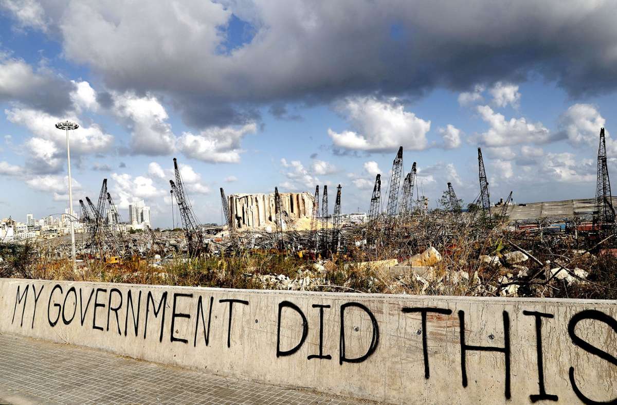 Dieses Graffiti auf einer Mauer vor dem zerstörten Hafen in Beirat zeigt die Unzufriedenheit mit der Regierung.
