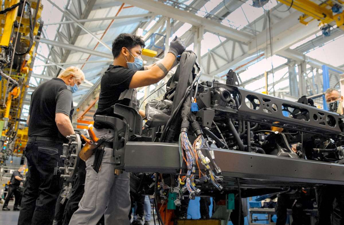 Der Mangel an Chips bremst auch die Produktion im Mercedes-Benz-Werk Wörth. Foto: Daimler Truck