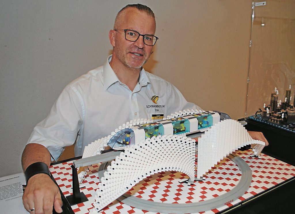 Andreas Reikowski an seiner mit Lego-Steinen konstruierten und selbst erfundenen Brücke. Er zollt damit dem Architekten Santiago Calatrava Respekt.