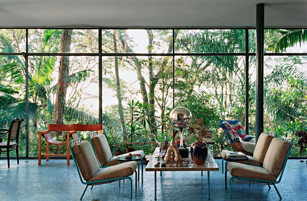 Was macht gutes Interieur aus? Eine Frage, auf die die Architektin Lino Bo Bardi in ihrer Casa de Vidro im brasilianischen São Paulo 1951 eine überzeugende Antwort gefunden hat: Natur und Architektur verschmelzen zu einer harmonischen Einheit.