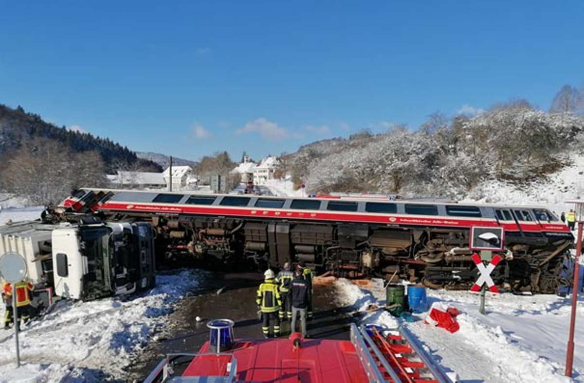 Schwerer Bahnunfall bei Gomadingen-Marbach: Triebwagen und Müllwagen kippen bei Unfall  um – zwei Verletzte