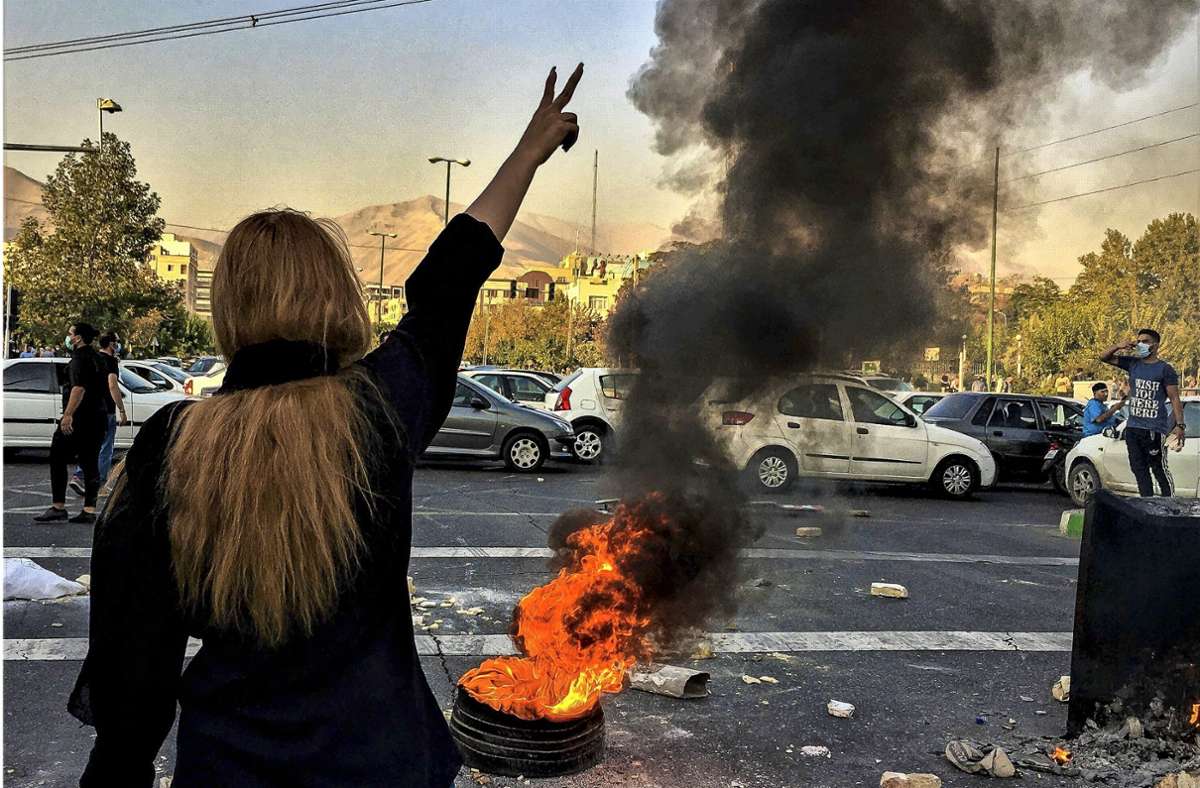Kurz vor Jahrestag der Proteste: Frauen ohne Kopftuch sollen im Iran bis zu zehn Jahre in Haft