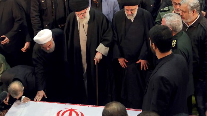 Chamenei weint an Soleimanis Sarg