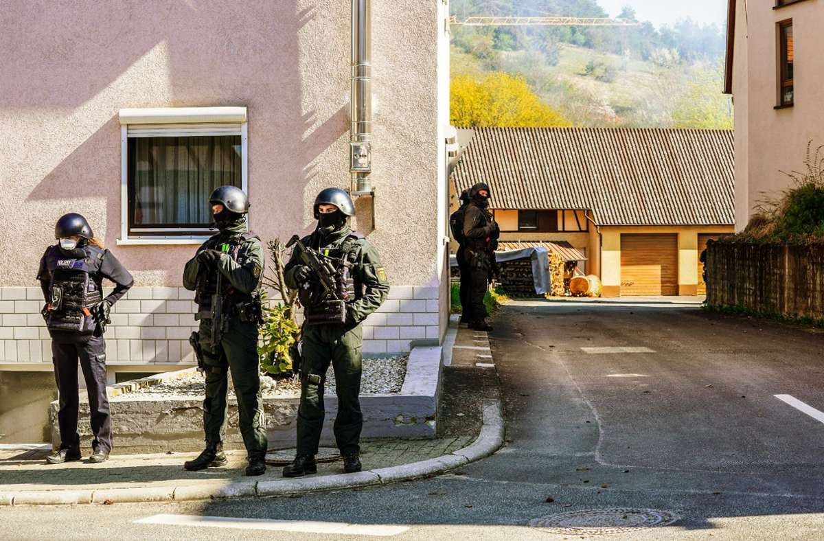 Bewaffnete Polizisten umzingelten am Mittwoch das Haus in Bobstadt. Foto: dpa/Kohls