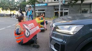 Klimaaktivisten kleben sich erneut auf Straßen fest