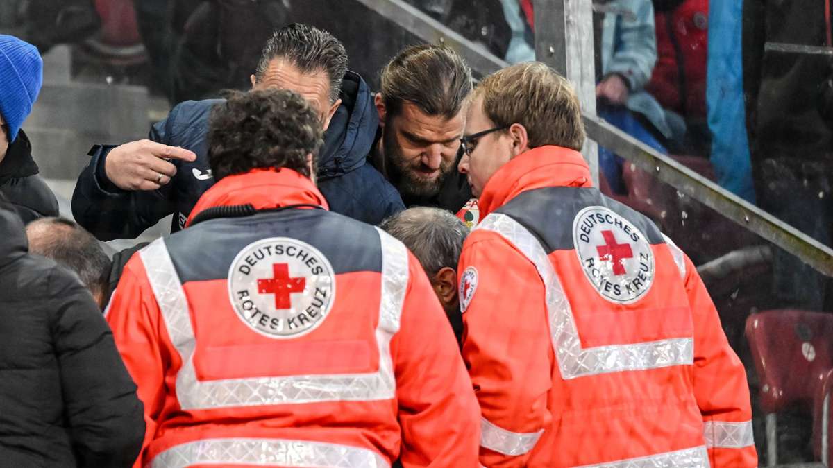 FC Augsburg gegen TSG Hoffenheim: Entsetzen über Böllerwurf – einige Leichtverletzte