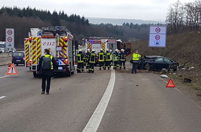 Nahe Pforzheim: Zwei Schwerverletzte bei Unfall auf A8