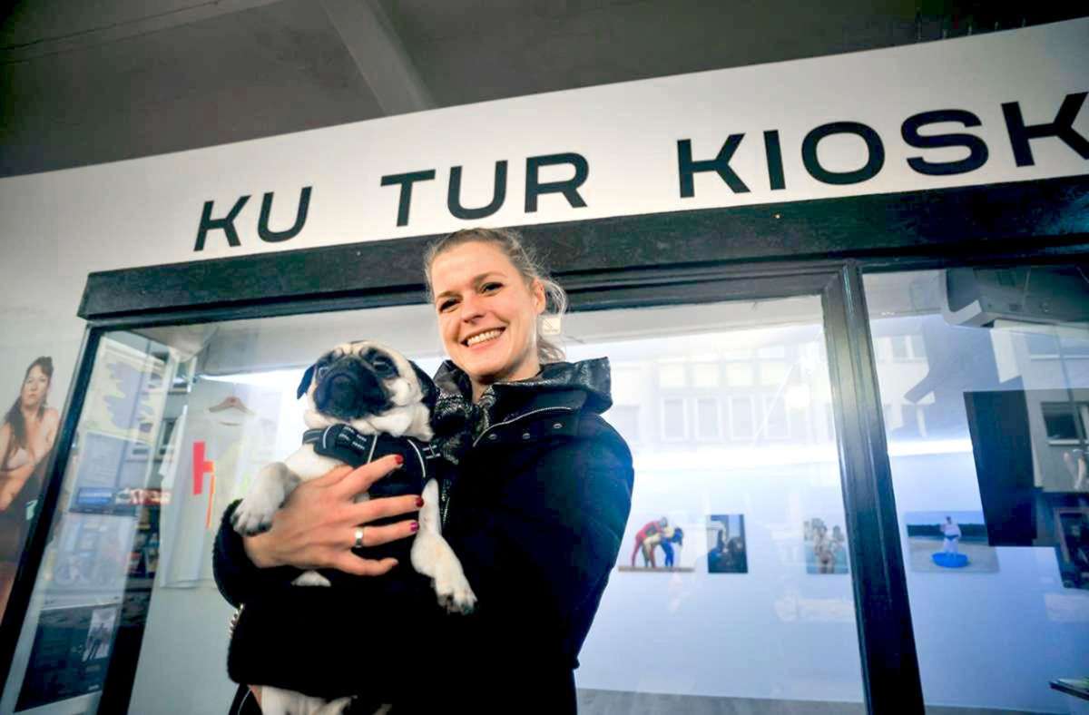 Wer hat das L geklaut?  Sara Dahme  vom Kulturkiosk   im Züblin-Parkhaus  zeigt Kunst virtuell und bietet  samstags ihren  To-go-Service an.