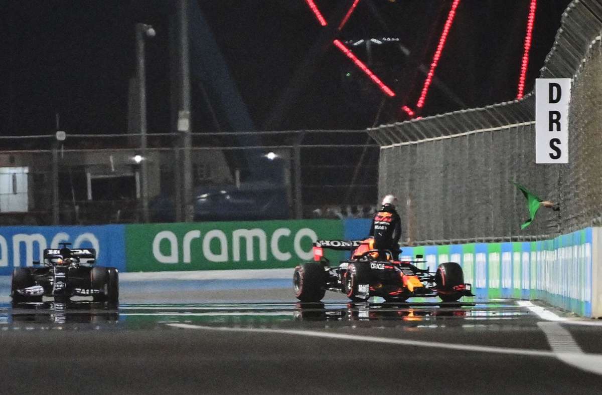 Formel 1 in Saudi-Arabien: Verstappen rast in Mauer: Hamilton holt Premieren-Pole in Dschidda