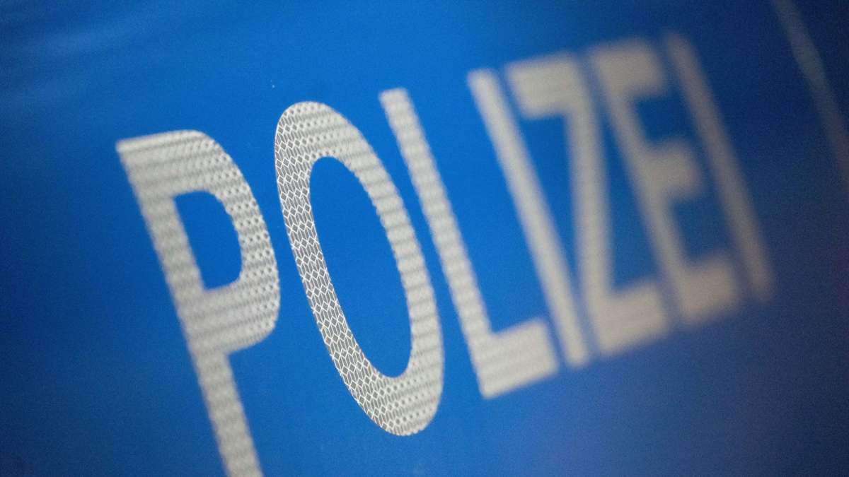 Reutlingen: Maskierter Mann bedroht drei Männer mit Pistole und raubt sie aus