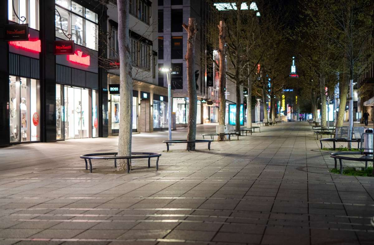Leben im Lockdown – die menschenleere Königstraße in Stuttgart am Freitagabend.