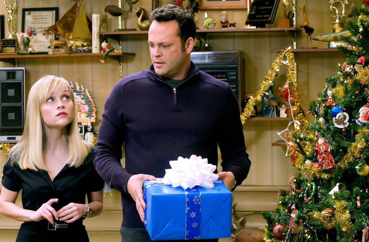 Schenken ist   an Weihnachten ein wichtiges Thema. Auch in Filmen. Hier im Bild: Reese Witherspoon und Vince Vaughn als Kate & Brad in dem Film   „Four Christmases“. Und nicht immer sehen die Beteiligten nur beglückt aus . . .